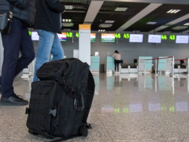 Ewakuacja w Pyrzowicach. Z terminala wyprowadzono 350 osób Przycyzna alarmu w terminalu w Pyrzowicach był pozostawiony plecak