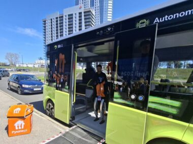 Robot przyjedzie autonomicznym busem i przywiezie pizzę Prezentacja robot Pyszne 6