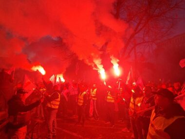Transparenty i race pod Urzędem Wojewódzkim. ZDJĘCIA! Protest w Katowicach 4 listopada 2025