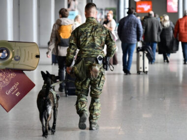 11 Gruzinów nie wpuszczono do Polski w porcie w Pyrzowicach Port Lotniczy Katowice-Pyrzowice. Strażnik graniczny z psem. Paszport Gruzji. Marzec 2026