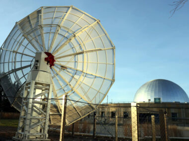 Co budują w Parku Śląskim i czemu to 1 km od Planetarium? Radioteleskop na Wzgórzu Planetarium. Analogiczna antena stanie też przy alei Klonowej