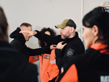 Ratownicy medyczni uczą się samoobrony. Agresja nie popłaci Ratownicy medyczni uczą się samoobrony