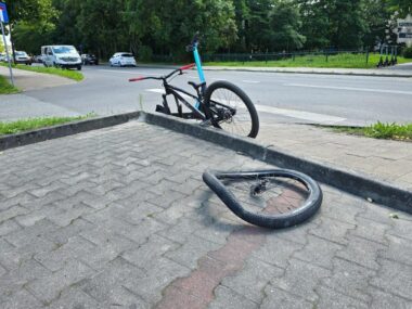 12-latek wjechał rowerem pod koła samochodu ciężarowego Rower wypadek Zory