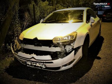 Pijany 50-latek chciał zrobić zakupy. Wysiadł z auta i... Rozbite auto zatrzymanego 50-latka
