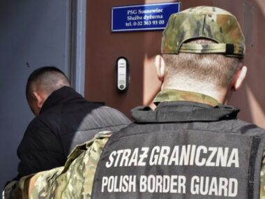 Absurd! Wydalamy za granicę, nim odpowiedzą za przestępstwa Rudniki, gmina Włodowice, powiat zawierciański. Pijany Ukrainiec wjechał BMW w ogrodzenie posesji przy ulicy Górniczej. Podejrzany w rękach Straży Granicznej. 21 lipca 2026