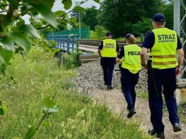 Chuligański wybryk. Chłopcy ułożyli kamienie na szynach SOK policja