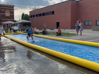 „Surfowanie” przed centrum handlowym? W Dąbrowie Górniczej Skimboarding