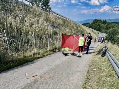 Zginął 12-latek. Poszukiwani świadkowie tragicznego wypadku Śmiertelny wypadek w Szarem. Zginął chłopiec na hulajnodze