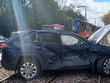 Seniorka zmierzała na cmentarz, wjechała wprost pod tramwaj! Sosnowiec-Dandowka. Przejazd tramwajowo-samochodowy przy ul. Wojska Polskiego przy cmentarzu komunalnym. Zderzenie tramwaju i samochodu osobowego. 15 października 2025.