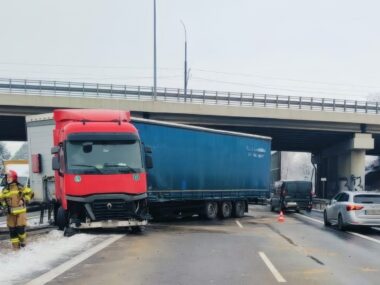 Pierwszy atak zimy. „TIR” w poprzek „ekspresówki” S1 Sosnowiec. Droga S1 przed wiaduktem w ulicy Henryka Dobrzańskiego „Hubala”. 23 listopada 2025.