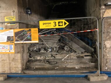 Sosnowiec. Brak przejścia z dworca do jedynego peronu Sosnowiec. Tunel dla pieszych pod dworcem kolejowym głównym. Wejście na peron 2. 18 stycznia 2026