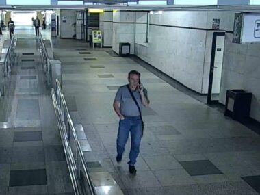 Pomóż rozpoznać podejrzanego o pobicie człowieka w Sosnowcu Sosnowiec. Tunel pod dworcem kolejowym Sosnowiec Główny. Podejrzany o pobicie przechodnia. 27 kwietnia 2025.
