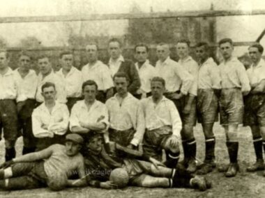 Jubileusz Zagłębia Sosnowiec. Nazwa 64 lata, historia – 120 Mecz towarzyski piłkarzy nożnych KS »Sosnowiec« i »Victoria« Sosnowiec. Przeciwnicy połączyli później siły, dając podwaliny pod dzisiejsze »Zagłębie« Sosnowiec. Rok 1924