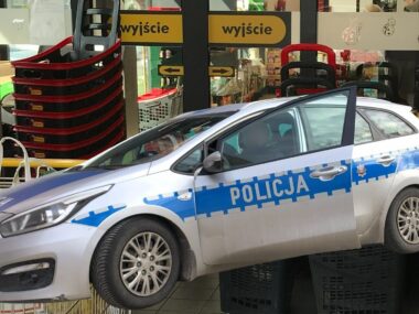 Cwany gapa z Będzina na łowach w Sosnowcu Sosnowiec Niwka Ul Konstytucji 3 Sklep Biedronka Policja Fot Robert Lechowski 01