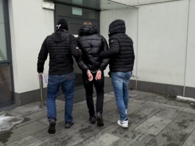 15-latek pomagał oszustom. Wpadł, bo trafiło na policjanta Sosnowiec. Zatrzymanie 15-latka podejrzanego o udział w oszustwie metodą „na podszywacza”. 27 stycznia 2026.