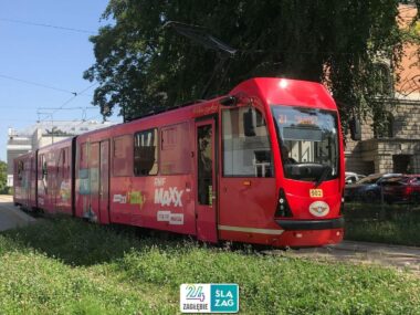 Ponownie wstrzymują ruch tramwajowy pod wiaduktem w Sosnowcu Sosnowiec-Pogoń. Ulica Mariacka. Tramwaj Düwag Ptm. 14 sierpnia 2025.
