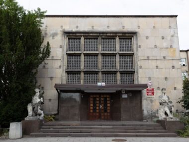 Budynek anglistyki – były Dom Kultury „Górnik” – na sprzedaż Sosnowiec-Pogoń. Dawny Dom Kultury „Górnik” a później Uniwersytet Śląski – budynek Wydział Filologii. Wrzesień 2025.