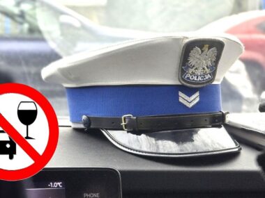 Kobieta zapobiegła tragedii spowodowanej przez pijanego? Czapka policyjna w radiowozie „drogówki” i znak „piłeś – nie jedź!”. Zdjęcie poglądowe.