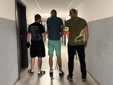 Wstrząsająca zbrodnia w Sosnowcu. 37-latek zamordował matkę Sosnowiec-Rudna. Zatrzymanie zabójcy swojej matki przy ul. Małobądzkiej. 15 sierpnia 2025.