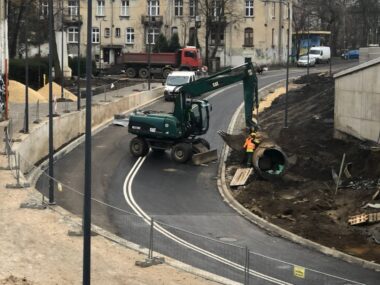 Sosnowiec. Gotowy pierwszy z przebudowywanych wiaduktów Sosnowiec. Przebudowa wiaduktu kolejowego i drogi między Sielcem a Pogonią (plac Tadeusza Kościuszki / ulica Nowopogońska). 22 grudnia 2025.