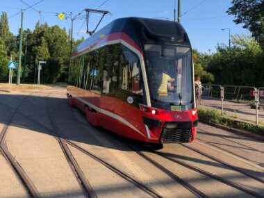 Sosnowiec-Sielec. Skrzyżowanie ulic 3 Maja i Stefana Żeromskiego. Tramwaj Moderus Gamma MF 10 AC, »Tramwaje Śląskie« #1006; 4 lipca 2026 Sosnowiec-Sielec. Skrzyżowanie ulic 3 Maja i Stefana Żeromskiego. Tramwaj Moderus Gamma MF 10 AC, »Tramwaje Śląskie« #1006; 4 lipca 2026