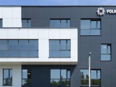 Pijany policjant spowodował kolizję i zbiegł z miejsca Sosnowiec-Sielec. Budynek Komendy Miejskiej Policji przy ulicy Aleksandra Janowskiego.