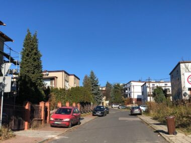 Czy można blokować chodniki i łamać inne przepisy? Chyba tak Sosnowiec-Sielec. Ulica Łukowa. Parkowanie na chodnikach. 7 listopada 2025.