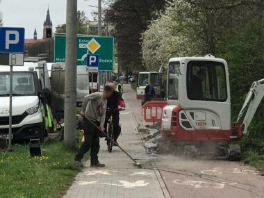 Na drodze rowerowej i chodniku można dostać w głowę koparką! Sosnowiec-Sielec. Niezabezpieczone roboty ziemne na drodze dla rowerów i chodniku przy ulicy gen. Władysława Andersa. 24 kwietnia 2026