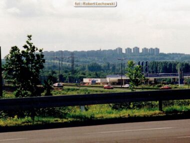 Świetne zdjęcia Zagłębia z z lat 90. XX wieku. Zobaczcie! Sosnowiec-Środula. Ul. 3 Maja. Widok na DK94, w tle Będzin, osiedle Syberka. Lata 1997 – 2001.