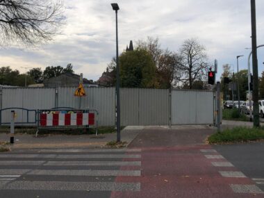 W Sosnowcu za nic mają prawo. Prace ziemne wbrew przepisom Sosnowiec. Roboty ziemne na drodze dla rowerów i chodniku przy ulicy 1 Maja, przy skrzyżowaniu z ulicą Partyzantów. 8 października 2026