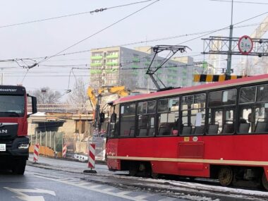 Zmiany tras tramwajów i autobusów od 8 kwietnia 2026 roku Sosnowiec .Ulica Józefa Piłsudskiego, w tle wiadukt kolejowy. Tramwaj Konstal 105 N HF 11 AC, »Tramwaje Śląskie« #701. 15 stycznia 2026