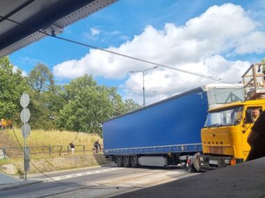 „TIR” zerwał sieć trakcyjną i zablokował ruch drogowy Sosnowiec. Ciągnik siodłowy z naczepą zerwał sieć zasilania trakcji elektrycznej tramwajów przed wiaduktem nad ulicą Józefa Piłsudskiego. 18 sierpnia 2026