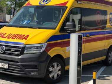 Urodziła na parkingu przez nogawkę! Nie wiedziała o ciąży? Karetka na parkingu Rejonowego Pogotowia Ratunkowego w Sosnowcu przy ulicy Kombajnistów. 18 czerwca 2025.