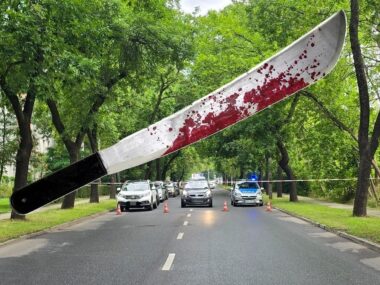45-letni mężczyzna z maczetą w ręku zmarł od policyjnych kul Sosnowiec. Ul. Stanisława Mikołajczyka. Miejsce, w którym Policja zastrzeliła mężczyznę atakującego pojazdy maczetą. 31 lipca 2025.