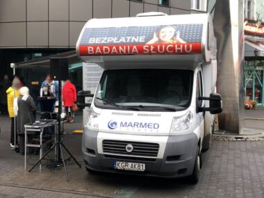 „Słuchobus” na „Patelni”. Nie bądź głuchy na okazję! Sosnowiec. „Słuchobus” na „Patelni”– bezpłatne badania słuchu. 9 grudnia 2025.