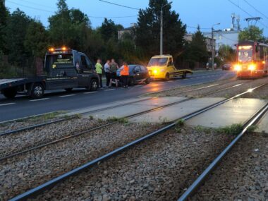 Znów kolizja tramwaju i samochodu przy tej samej ulicy. FOTO Sosnowiec. Kolizja tramwaju Konstal / Modertrans 105N-HF 11AC, »Tramwaje Śląskie« #753, linia nr 27, i samochodu Fiat Grande Punto. 28 sierpnia 2026