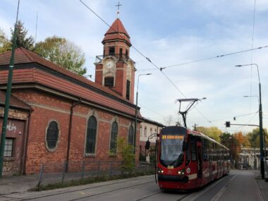Sosnowiec-Pogoń. Ulica Stefana Żeromskiego. Tramwaj Moderus Beta MF 16 AC BD, »Tramwaje Śląskie« #851. W tle przebudowa wiaduktu. 21 października 2026 Sosnowiec-Pogoń. Ulica Stefana Żeromskiego. Tramwaj Moderus Beta MF 16 AC BD, »Tramwaje Śląskie« #851. W tle przebudowa wiaduktu. 21 października 2026