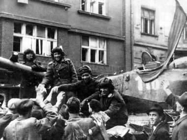 Ostatnie strzały 1945. Bój o Bramę Morawską i Śląsk Opawski Sowieci w Ostrawie (fotografia propagandowa)