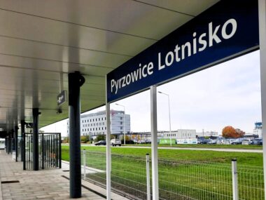 Koleje Śląskie wycięły połączenia z lotniskiem w Pyrzowicach Stacja kolejowa Pyrzowice Lotnisko