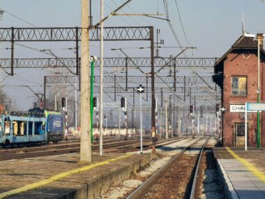 Wykolejenie lokomotywy. Odwołano kilka pociągów Kolei Śl. Stacja kolejowa Chałupki, 2025 r.