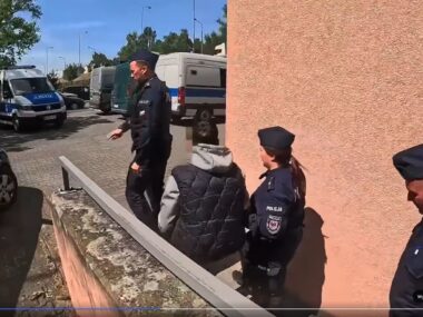 „Lover Boy” zatrzymany w Niemczech! Bułgar Hassan M., podejrzany o handel ludźmi i zmuszanie do prostytucji, działał także na terenie województwa śląskiego Świecko. Przejście graniczne Polska – Niemcy. Przekazanie zatrzymanego Bułgara (Hasan M.), ściganego przez Prokuraturę Okręgową w Sosnowcu. 14 maja 2025