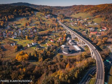 S1 Milówka–Przybędza: tunelami przez góry, estakadami nad dolinami. Jesienne widoki z nowej drogi ekspresowej Tak się prezentuje otwarty 23 października 2025 kluczowy odcinek S1 w Beskidach czyli obejście Węgierskiej Górki
