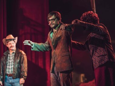 „Gorączka żelaza” – recenzja westernu po zagłębiowsku Spektakl „Gorączka żelaza” Teatru Zagłębia w Sosnowcu w Pałacu Kultury Zagłębia w Dąbrowie Górniczej. Próba medialna. Premiera 2 października 2026