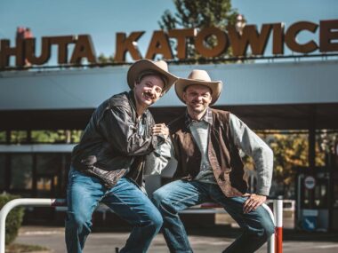 „Gorączka żelaza” – poznański western o Dąbrowie Górniczej Spektakl „Gorączka żelaza” Teatru Zagłębia w Sosnowcu w Pałacu Kultury Zagłębia w Dąbrowie Górniczej. Sesja promocyjna – huta. Premiera 2 pażdziernika 2026