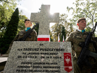 Hołd dla bohatera III powstania śląskiego na Powązkach Tobie Polsko na grobie Waweberga w Warszawie