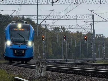O włos od tragedii! 20-latek ściągnął z torów 21-latka Pociąg na torach