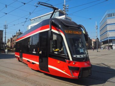 Tramwajarze łapią się za kieszeń. Potrzeba 1,23 mld złotych Tramwaj Modertrans Moderus MF10 AC
