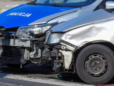 3 rozbite radiowozy po pościgu za pijanym z wyrokiem. FOTO Tychy. Ul. Towarowa. Zatrzymanie pijanego kierowcy z Sosnowca bez uprawnień i z zakazem sądowym. 9 września 2025.