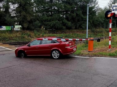 Policjant zapobiegł tragedii na przejeździe kolejowym Uszkodzony samochód utkwił na przejeździe kolejowym