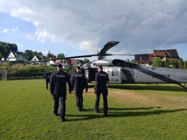 Policja poszukuje podejrzanego o zabójstwo. Pościg trwa W poszukiwaniach uczestniczy policyjny helikopter Black Hawk
